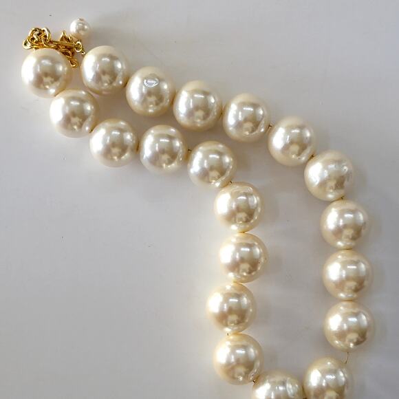Elegant Large Faux Pearl Necklace with Gold Tone Clasp Classic Vintage Jewelry - Picture 4 of 10